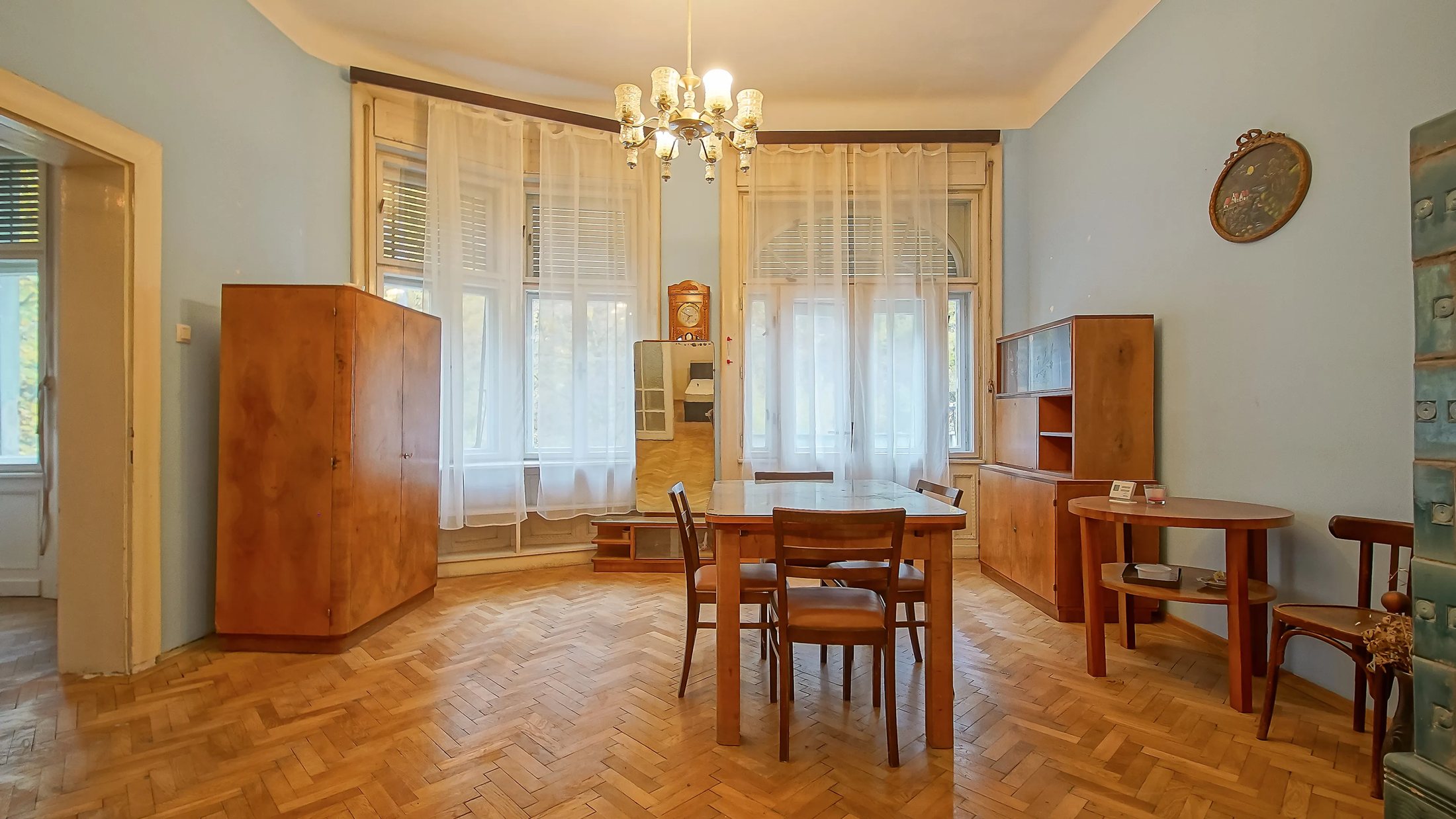 Livingul, spre a doua fereastră