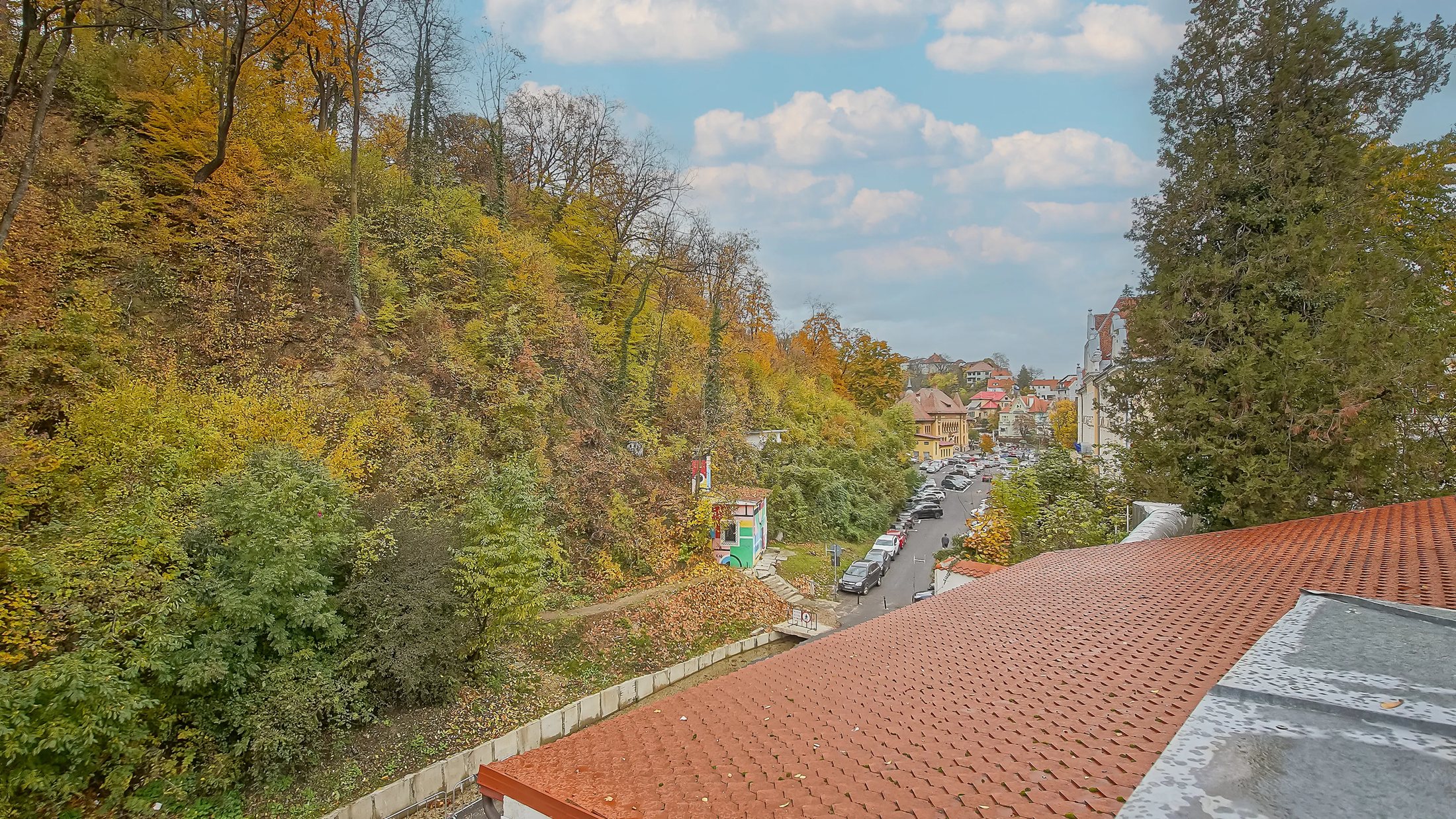 Vedere de pe balconul propriu spre După Ziduri și dealuri
